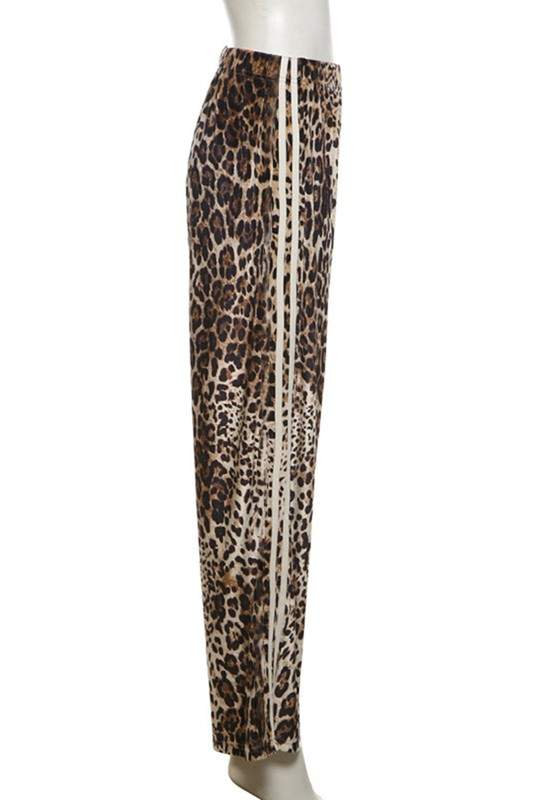 LEOPARD PRINT Elastic waistband high waist wide legged leopard print sweatpants.