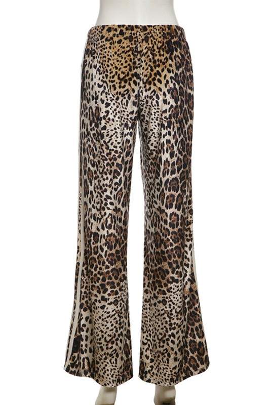 LEOPARD PRINT Elastic waistband high waist wide legged leopard print sweatpants.